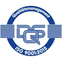 Das Bild zeigt ein Logo für Qualitätsmanagement mit der Bezeichnung "DQP" und dem Hinweis auf die Norm ISO 9001:2015, umrundet von einem blauen Kreis und horizontalen Linien.