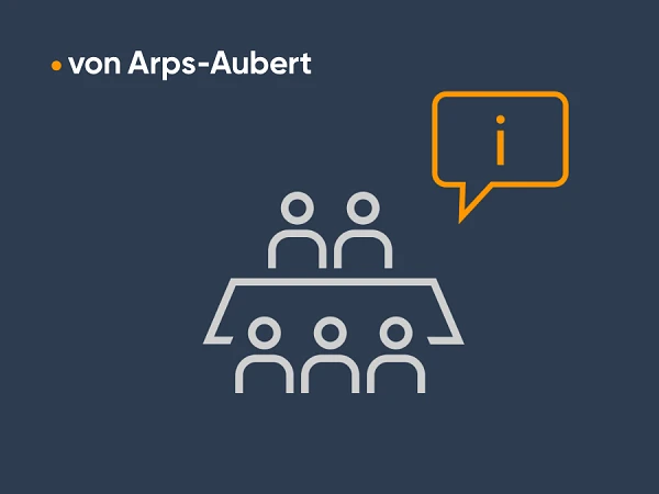 Eine stilisierte Darstellung von fünf Personen, die an einem Tisch sitzen, mit einer Sprechblase, in der ein Informationssymbol zu sehen ist. Links steht der Text „von Arps-Aubert“.