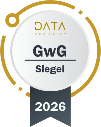 Das Bild zeigt ein Siegel mit der Aufschrift "GwG Siegel" und dem Jahresdatum "2026". Darüber steht "DATA SECURITY" in goldener Schrift. Das Siegel hat einen modernen designmäßigen Hintergrund mit einem kreisförmigen Element und einer dunkelblauen Fahne am unteren Rand.