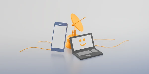 Ein Smartphone und ein Laptop stehen neben einer gelben Satellitenschüssel, wobei beide Geräte mit orangefarbenen Kabeln verbunden sind. Auf den Bildschirmen sind lächelnde Gesichter abgebildet.