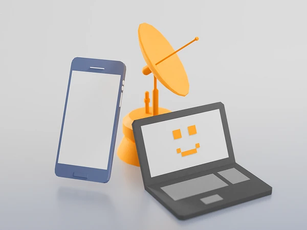 Ein orangefarbener Satellitenschüssel steht hinter einem blauen Smartphone und einem grauen Laptop mit einem lächelnden Gesicht auf dem Bildschirm.