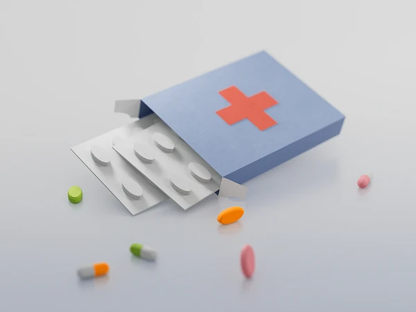 Eine geöffnete Arzneimittelverpackung mit einer roten Kreuzsymbolik, aus der Blistereinheiten mit runden Tabletten herausragen, umgeben von verschiedenen weiteren Tabletten in verschiedenen Farben.