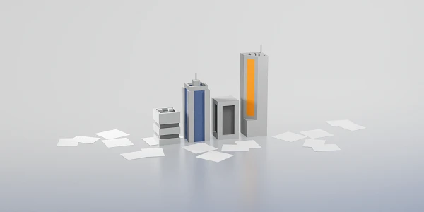 Drei stilisierte Gebäude in verschiedenen Höhen und Farben (blau, orange und grau) stehen auf einer flachen Oberfläche, umgeben von weißen Blättern.