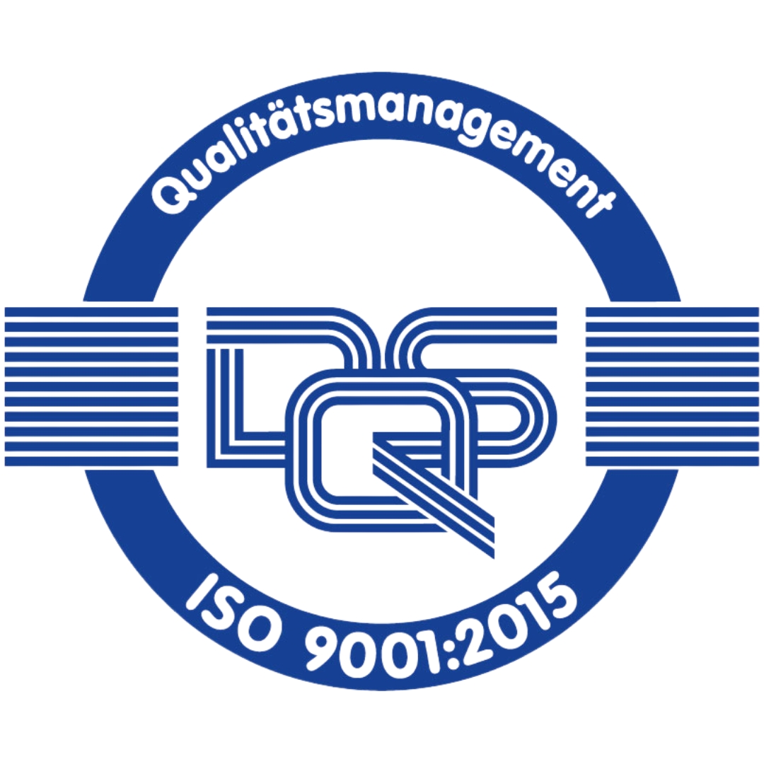 Das Bild zeigt ein Logo für Qualitätsmanagement mit der Bezeichnung "DQP" und dem Hinweis auf die Norm ISO 9001:2015, umrundet von einem blauen Kreis und horizontalen Linien.