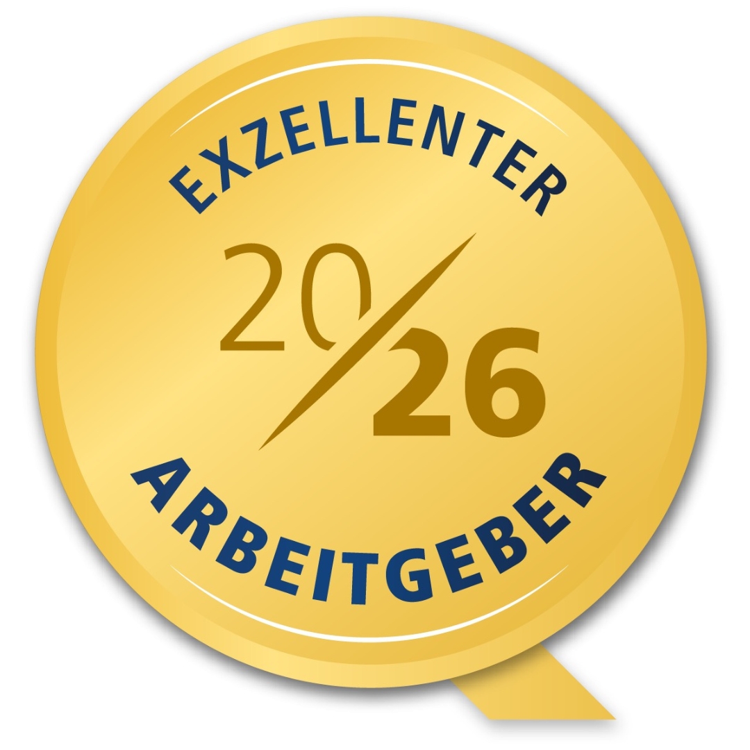 Ein goldener Kreis mit der Aufschrift "Exzellenter Arbeitgeber 2026" und einer Kennzeichnung "20/26" in der Mitte.