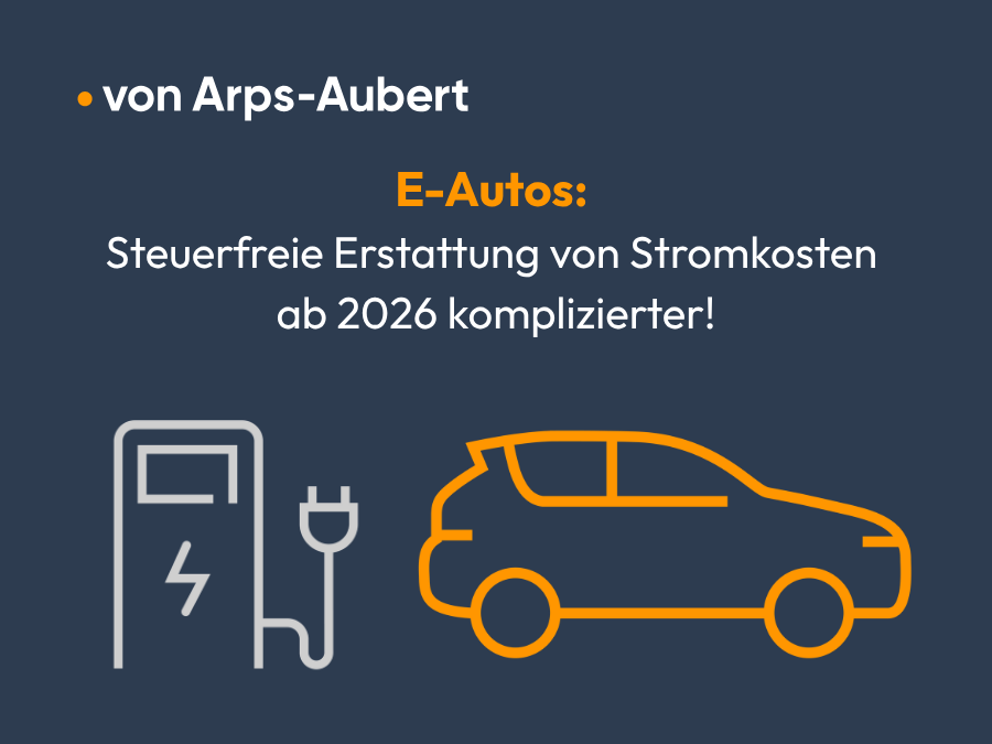 Eine Grafik mit einem dunkelblauen Hintergrund. Oben steht in weißer Schrift „von Arps-Aubert“. Darunter in größerer, gelber Schrift „E-Autos: Steuerfreie Erstattung von Stromkosten ab 2026 komplizierter!“ Zu sehen sind ein stilisiertes Elektroauto und eine Ladestation mit Kabel.