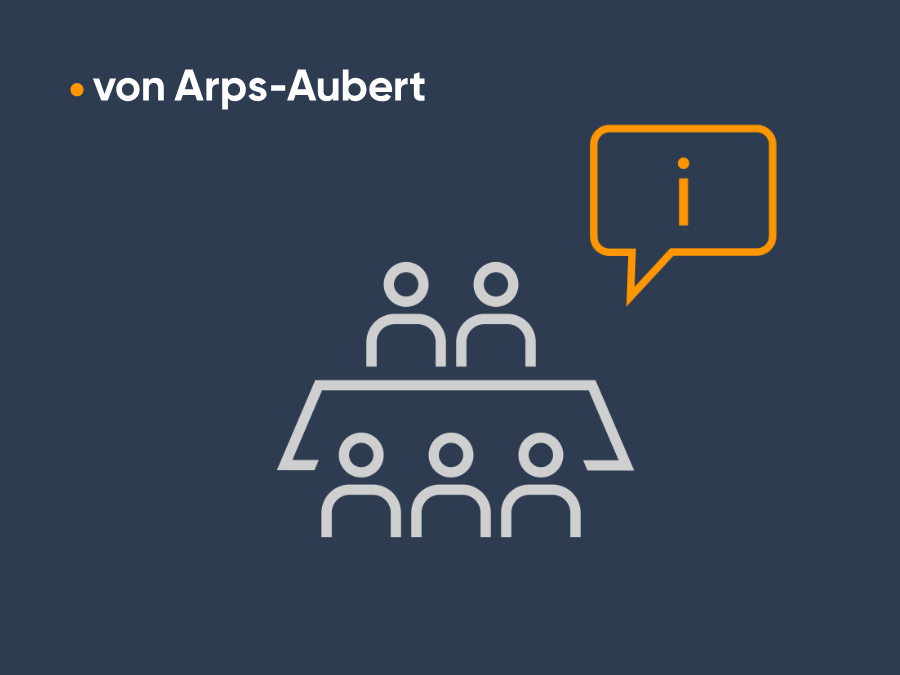 Eine stilisierte Darstellung von fünf Personen, die an einem Tisch sitzen, mit einer Sprechblase, in der ein Informationssymbol zu sehen ist. Links steht der Text „von Arps-Aubert“.