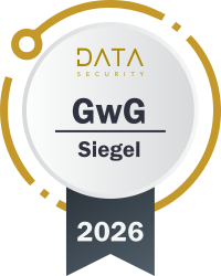 Das Bild zeigt ein Siegel mit der Aufschrift "GwG Siegel" und dem Jahresdatum "2026". Darüber steht "DATA SECURITY" in goldener Schrift. Das Siegel hat einen modernen designmäßigen Hintergrund mit einem kreisförmigen Element und einer dunkelblauen Fahne am unteren Rand.