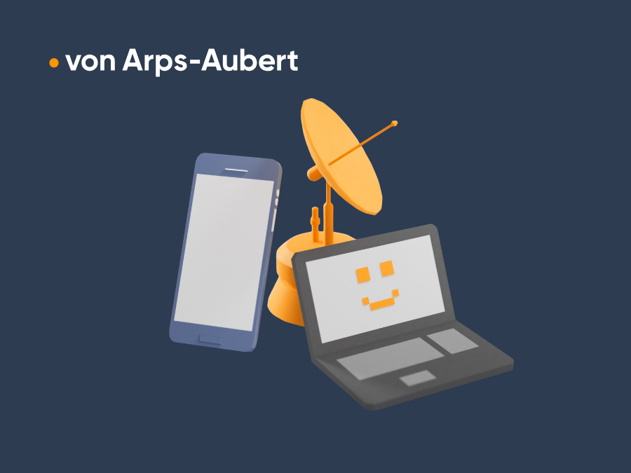 Ein orangefarbener Satellitenschüssel, ein graues Laptop mit einem lächelnden Gesicht auf dem Bildschirm und ein blaues Smartphone sind vor einem dunkelblauen Hintergrund angeordnet.