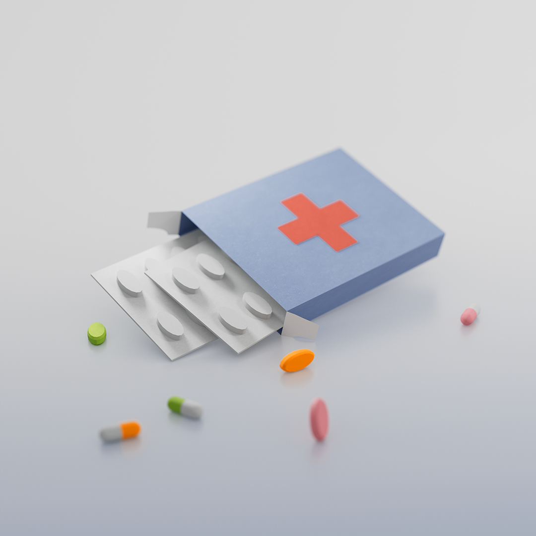 Eine geöffnete Arzneimittelverpackung mit einer roten Kreuzsymbolik, aus der Blistereinheiten mit runden Tabletten herausragen, umgeben von verschiedenen weiteren Tabletten in verschiedenen Farben.