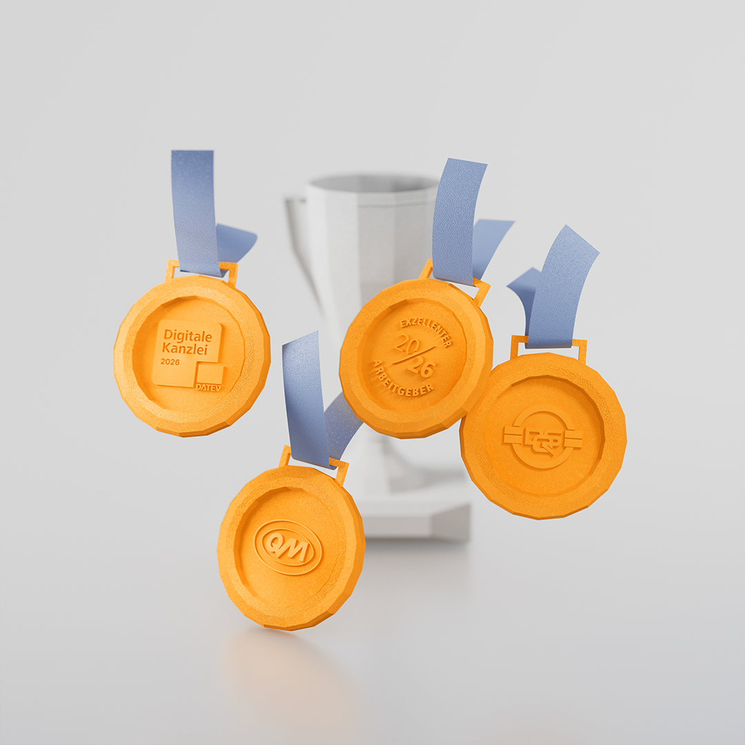 Vier orangefarbene Medaillen mit blauen Bändern hängen vor einem weißen Pokal. Die Medaillen sind beschriftet mit "Digitale Kanzlei 2023", einem Logo und weiteren Symbolen.