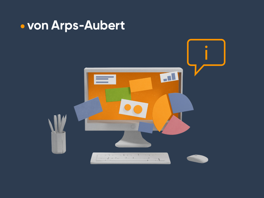 Ein Computerbildschirm mit einer orangefarbenen Oberfläche zeigt verschiedene Grafiken und Diagramme, während eine Sprechblase mit einem Informationssymbol daneben schwebt. Auf dem Tisch steht ein Stiftehalter.